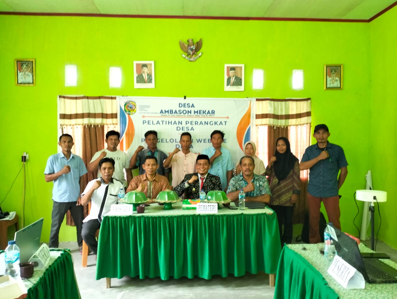 camat-membuka-pelatihan-pengelolaan-website-desa-ambason-mekar