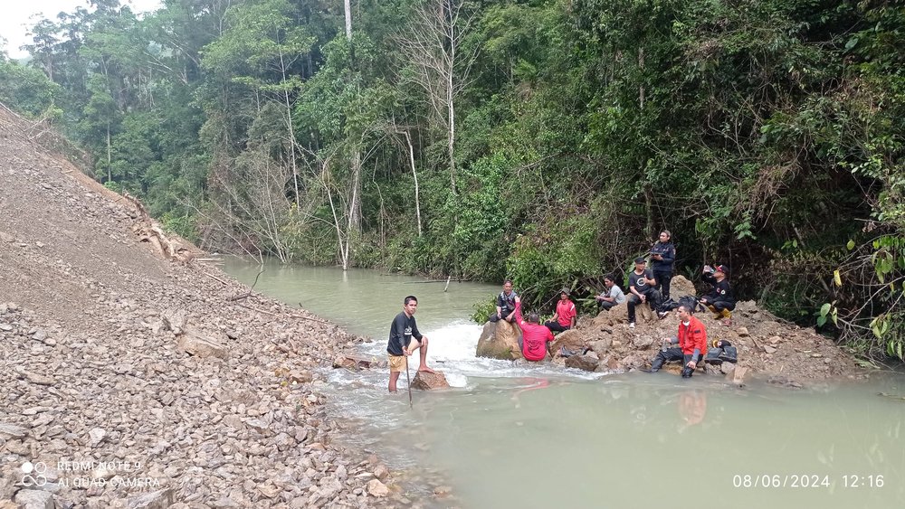 camat-tinombo-bersama-trc-bpbd-turun-langsung-tinjau-titik-longsor